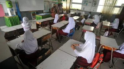 THE POLITICS OF JILBAB IN INDONESIA & HUMAN RIGHT CONCERN